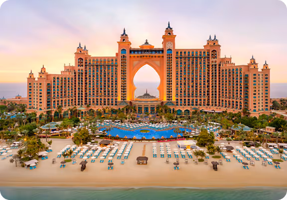 Atlantis The Palm resort in Dubai met zwembad en strand bij zonsondergang.
